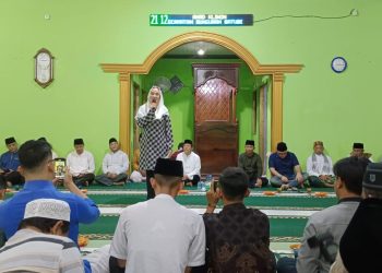 Bupati Natuna Cen Sui Lan, Saat Memberikan Sambutan Pada Safari Ramadhan di Masjid Hikmatul Huda Desa Gunung Putri, Kecamatan Bungutan Batubi. (Foto: HMS./Amin).
