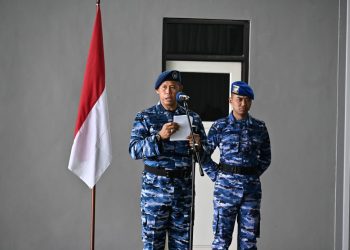 Komandan Lanud RSA, Kolonel Pnb I Ketut Adiyasa Ambara Saat Membacakan Amanat Pangkoopsudnas, Pada Upacara 17-an di Hanggar Lanud RSA. (Foto: HMS./ Amin).