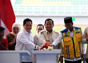 Presiden Prabowo Subianto (tengah) saat secara simbolis resmikan 17 stadion hasil renovasi. Acara berlangsung di Stadion Delta Sidoarjo, Jawa Timur, Senin, 17 Maret 2025. (Foto: Ist./ detik.com ).