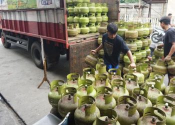 Pekerja melakukan bongkar muat tabung gas LPG 3kg di kawasan Muara Baru, Jakarta Utara, Selasa, 4 Februari 2025. (Foto: Ist/ CNBC Indonesia ).