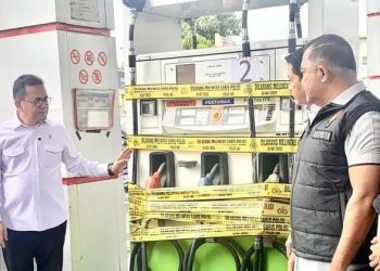 Menteri Perdagangan (Mendag) Budi Santoso (kiri) mengungkapkan, temuan kecurangan SPBU Pertamina di Bogor. (Foto: Ist./liputan6)
