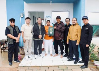 Warga Tanjung Banun yang sudah menempati rumah barunya menerima SHM dari BP Batam. (Foto: Humas BP).