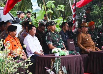 Dan Lanud RSA Kolonel Pnb I Ketut Adiyasa Ambara Tengah Saat Menghadiri Penutupan TMMD ke -123. (Foto: HMS./ Amin).