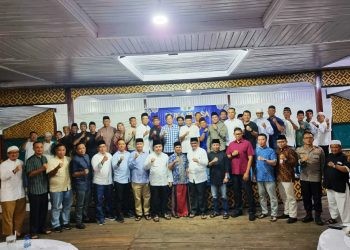 Foto Bersama PWI Natuna Forkompinda dan Tokoh Masyarakat di RM. Sisi Basisir Ranai. (Foto: HMS./ Amin).