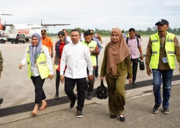 Rombongan Gubernur Riau, Abdul Wahid  (baju putih) saat hadir pada peresmian penerbangan perdana rute Pekanbaru-Rengat di Bandara Internasional Sultan Syarif Kasim II Pekanbaru, Jumat, 28 Maret 2025. (Foto: Ist./ mediacenter.riau.go.id).