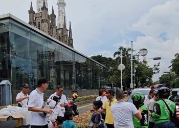 Relawan dari Gereja Katedral Jakarta  melalui program Hubungan Antar Agama dan Kemasyarakatan (HAAK) dengan mengadakan aksi membagikan takjil kepada masyarakat, Jumat, 28 Maret 2025. (Foto: Ist./indoposnews.com).