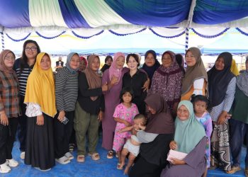 Wakil kepala BP Batam, Li Claudia Chandra mengunjungi warga Rempang yang terdampak investasi. (Foto: Humas BP).