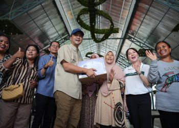 Menteri Transmigrasi RI, M. Iftitah Sulaiman Suryanagara didampingi kepala BP dan wakil kepala BP Batam mengunjungi warga Rempang yang berada di Tempat Penampungan Sementara (TPS) Buana Central Park. (Foto: Humas BP).