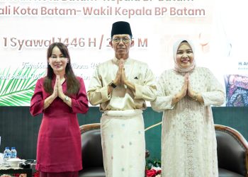 Kepala dan wakil kepala BP Batam menyambut warga di acara open house peryaan idu fitri di kediamannya di KDA Batam Center, Senin, 31 Maret 2025. (Foto: Humas BP).