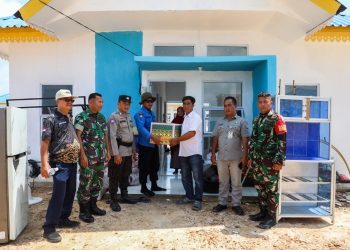 Salah satu warga Sembulang, Efendi yang sudah menempati rumah baru di Tanjung Banun dibantu oleh pihak BP Batam. (Foto: Humas BP).