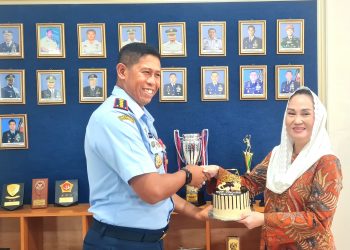 Bupati Natuna Cen Sui Lan Memberikan Kue Ulangtahun Kepada Komandan Lanud RSA Kolonel I Ketut Adiya Ambara. (Foto: Amn./ HMS).