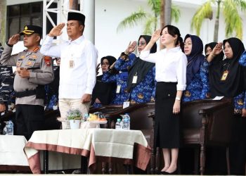 Wali dan wakil wali Kota Batam mengikuti upacara bendera 17 hari bulan sejak menjadi pemimpin Kta Batam, Kamis, 17 April 2025. (Foto: Diskominfo).