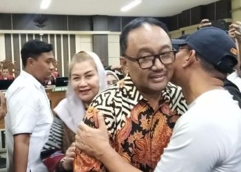 Alwin Basri mantan Ketua Komisi D DPRD Provinsi Jawa Tengah (batik) dan mantan Wali Kota Semarang, Hevearita Gunaryati Rahayu (dua dari kiri) saat mengikuti sidang di Pengadilan Tindak Pidana Korupsi (Tipikor) Semarang, Senin, 21 April 2025. (Foto: Ist./Kompas.com).