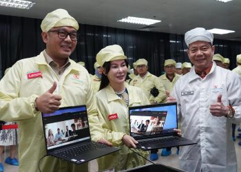 Wakil BP, Li Claudia serta Wamen investasi, Todotua Pasaribu dan Direktur Operasional PT Sat Nusapersada Tbk, Bidin Yusuf meresmikan perakitan Laptop Lenovo. (Foto: Humas BP).