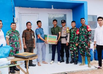 Ahmad Zaky, warga Sembulang Pasir Merah telah ikut menempati rumah baru di Tanjung Banun. (Foto: Humas BP).