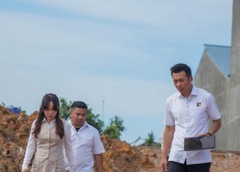 Wakil Kepala BP Batam, Li Claudia meninjau proses pembuatan drainase. (Foto: Humas BP).