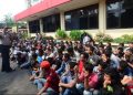 Ilustrasi. Polisi beri pengarahan kepada preman yang terjaring razia saat rilis di Mapolres Bogor, Cibinong, Jabar. (Foto: Ist./ ANTARA).