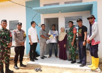 Keluarga Rahimah yang baru tempati rumah baru di Tanjung Banun perpindahannya kembali di fasilitasi oleh pihak BP Batam, Selasa, 6 Mei 2025. (Foto: Humas BP).