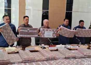 Kejagung pamerkan Rp479 miliar uang tunai hasil sitaan terkait kasus tindak pidana pencucian uang (TPPU) PT Duta Palma Grup. Uang tersebut ditunjukkan ke publik. (Foto: Ist./ detikcom).