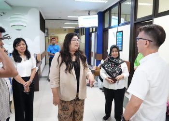 Anggota/Deputi Bidang Pelayanan Umum Badan Pengusahaan (BP) Batam, Ariastuty Sirait saat datang ke RSBP Batam meninjau pelayanan, Kamis, 17 Mei 2025. (Foto: Humas BP).