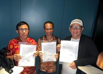 Hendry CH Bangun (kiri) dan Zulmansyah Sekedang (kanan), mengapit    Anggota Dewan Pers Dahlan Dahi, yang menginisiasi   penyelenggaran Kongres Persatuan PWI. (Foto: Ist./ PWI Jaya).