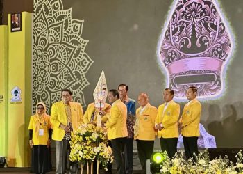 Ketua Umum Partai Golkar, Bahlil Lahadalia (tengah) bersama Sultan Hamengku Buwono X (empat dari kanan) saat membuka Musda XI Golkar Daerah Istimewa Yogyakarta. (Foto: Ist./Harminanto).