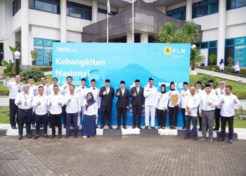 Direktur Utama PT PLN Batam, Kwin Fo  dan jajaran direksi berfoto bersama setelah selesai melakukan upacara Harkitnas di halaman Kantor Korporat PT PLN Batam, Selasa, 20 Mei 2025. (Foto: Humas PLN Batam).