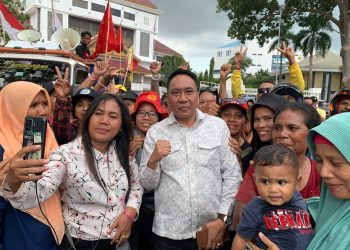 Ketua Badan Kehormatan DPRD Kota Batam, Muhammad Fadhli, saat menemui warga Teluk Bakau di depan Kantor DPRD Kota Batam, Senin, 28 Oktober 2024. (Foto: HMStimes/Flavia Donella Bangun).