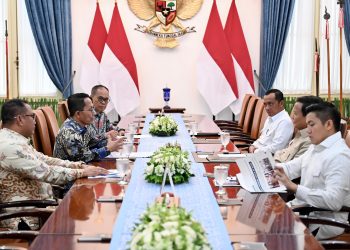 Kepala dan wakil kepala BP Batam serta jajarannya memaparkan perkembangan pertumbuhan ekonomi di Batam kepada Presiden Prabowo, Kamis, 22 Mei 2025. (Foto: Humas BP).