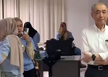 Tangkapan layar siaran langsung pengguna akun TikTok @cecestr21 saat karyawan melakukan aksi menahan petinggi PT Maruwa Indonesia, Jumat, 23 Mei 2025. (Foto: HMStimes).