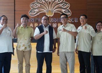 Anggota/Deputi Bidang Investasi dan Pengusahaan BP Batam, Fary Djemy Francis dan para investor mengunjungi kawasan Panbil Industrial Estate dan Kawasan Industri Terpadu Kabil. (Foto: Humas BP).