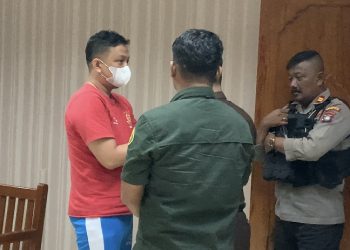 Shigit Sarwo Edhi (baju merah) saat selesai mendengarkan putusan pidana penjara seumur hidup majelis hakim PN Batam, Rabu, 4 Juni 2025.