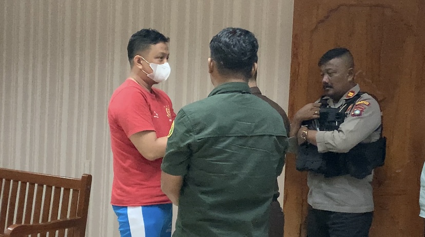 Shigit Sarwo Edhi (baju merah) saat selesai mendengarkan putusan pidana penjara seumur hidup majelis hakim PN Batam, Rabu, 4 Juni 2025.