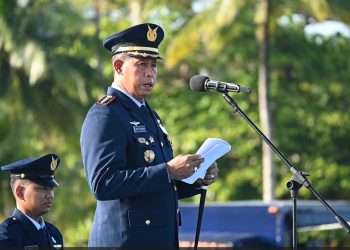 Komandan Lanud (Danlanud) RSA Kolonel Pnb, I Ketut Adiyasa Ambara, bertindak sebagai Inspektur Upacara di Main Apron Lanud RSA, Natuna, Provinsi Kepulauan Riau. (Foto: Pen. Lanud RSA./ Amin).