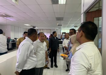 Ketua Komisi IV DPRD Kota Batam, Dandis Rajagukguk, saat menyambangi PT Maruwa Indonesia bersama perwakilan BP Batam, UPT Pengawas Disnaker Provinsi Kepri, dan Disnaker Kota Batam, di Kawasan Bintang Industri II, Tanjung Uncang. (Foto: HMStimes./Flavia Donella Bangun).