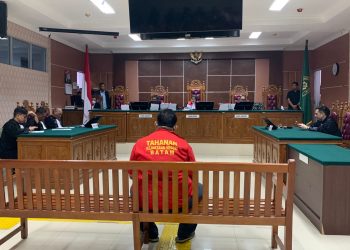 Ketua Majelis Hakim PN Batam, Tiwik (tengah), didampingi Douglas Napitupulu (kiri) dan Andi Banyu (kanan), membacakan putusan pidana seumur hidup untuk Satria Nanda di ruang sidang utama PN Batam