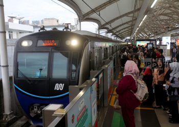 Para penumpang saat menunggu kedatangan rangkaian Ratangga MRT Jakarta di Stasiun MRT Blok-M, Jakarta. (Foto: Ist./mrt).
