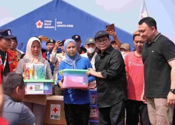 Gubernur DKI Jakarta, Pramono Anung (baju hitam pakai topi), saat meninjau lokasi pengungsian sekaligus menyerahkan bantuan untuk korban kebakaran pada Minggu, 8 Juni 2025. (Foto: Ist./ Pemprov DKI Jakarta).