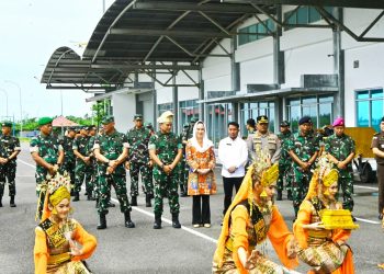 Pangdam I/Bukit Barisan, Mayjen TNI Rio Firdianto, Saat Tiba dibandara Lanud RSA disambut  dengan Tarian Persembahan. (Foto: HMS./ Amin).