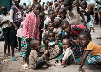 Kondisi anak-anak dari keluarga miskin di benua Afrika. (Foto:  Ist./ SurabayaNetwork.id).