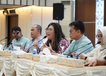 Anggota/Deputi Bidang Pelayanan Umum, Ariastuty Sirait adakan sosialisasi dengan warga Temiang. (Foto: Humas BP).