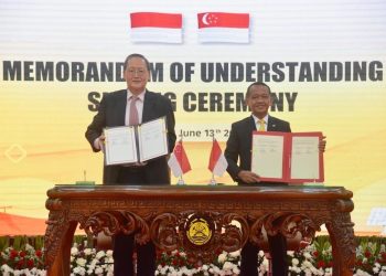 Menteri Energi dan Sumber Daya Mineral (ESDM), Bahlil Lahadalia (kanan) dan Menteri Energi dan Ilmu Pengetahuan & Teknologi Singapura, Tan See Leng memperlihatkan naskah MOU usai ditandatangani di Kantot ESDM, Jakarta, Jumat, 13 Juni 2025. (Foto: Ist./ esdm.go.id).