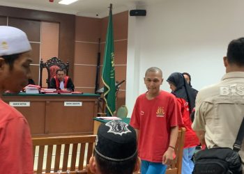 Fauzan (kepala botak) saat usai menjalani sidang di Pengadilan Negeri Batam, Kamis, 19 Juni 2025. (Foto: HMStimes./Flavia Donella Bangun).