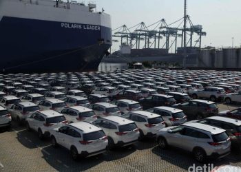 Ratusan unit mobil saat menunggu di Terminal Pelabuhan Tanjung Priok sebelum dikapalkan untuk dikirim ke luar negeri. (Foto: Ist./ detik.com).