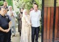 Presiden ke-7 Joko Widodo didampingi Ibu Iriana menyambut warga yang sampaikan ucapan ulang tahun ke-64 di rumahnya Kota Solo Jawa Tengah. (Foto: Ist/ rm.id).