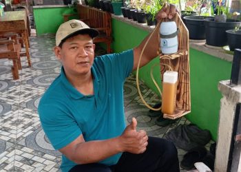 Salimun, warga Tembesi Bengkel, Kota Batam yang merupakan peternak lebah jenis trigona hitama. (Foto : Dokumentasi Pribadi Salimun untuk HMStimes).