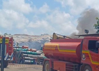 Visual lokasi kebakaran di gudang limbah Bahan Berbahaya dan Beracun (B3) milik PT Desa Air Cargo di kawasan Kabil, pada Selasa, 24 Juni 2025.
(Foto: Holdan P/ Hmstimes).