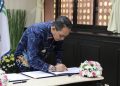 Momen Kepala BP Batam/Wali Kota Batam, Amsakar Achmad. tanda tangan nota kesepahaman. (Foto: Humas BP).