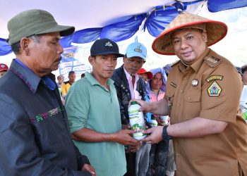 Bupati Samosir Vandiko Timotius Gultom Menyerahkan Bantuan Pupuk Organik dan 2 Unit Traktor Roda 4 Kepada Kelompok Tani di Desa Singkam,Kecamatan Sianjur mula-mula (Foto: Kominfo Samosir).