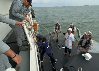 Proses penjemputan tiga WNI di perairan perbatasan Indonesia-Malaysia oleh Kapal Negara Tanjung Datu milik Bakamla. (Foto: Humas Bakamla).